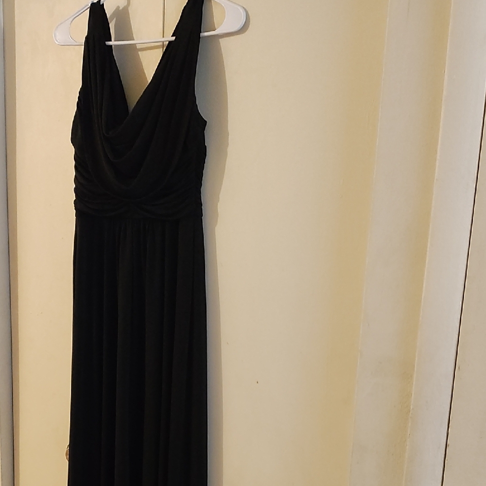 Elegant Black Evening Gown - Picture 5 of 9